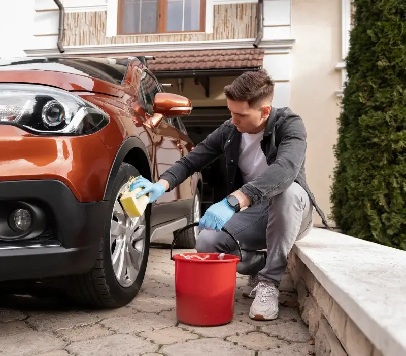 Lavage auto à domicile Basville : professionnel intervenant sur un véhicule